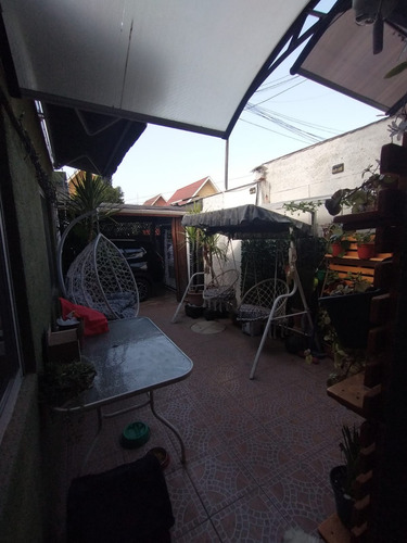 Casa De Dos Pisos De Tres Dormitorios Barrio Residencial