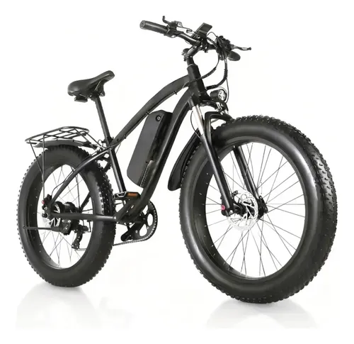 Bicicleta elétrica preta com pneus largos e bagageiro, em fundo branco.