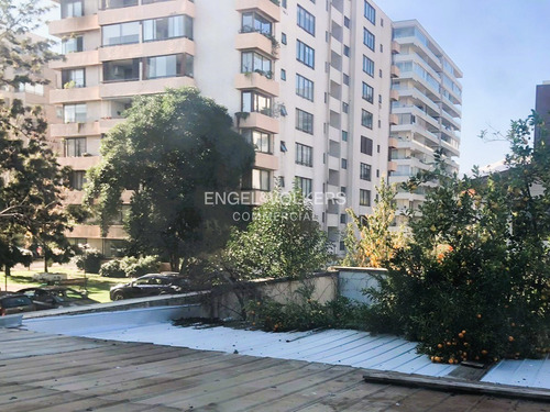 Local Con Estacionamiento Y Patio En Zona Residencial
