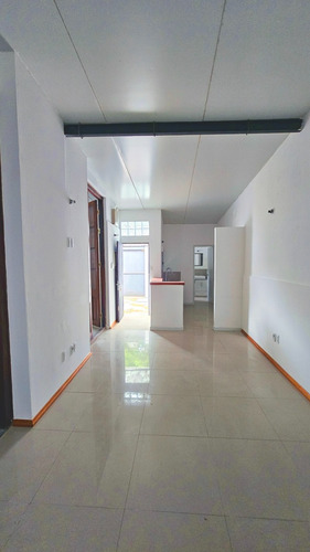 Casa En Tres Cruces, Con Renta De $ 32.000/mes Con Garantía Anda. A 1 Cuadra De Bulevar Artigas Y 2 Del Shopping Y Terminal