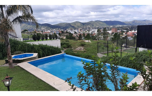Imagen 2 de 30 de Chalet De Categoría Con Vistas Panorámicas - Viila Carlos Paz