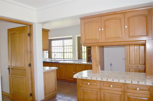 Casa En Venta Lo Barnechea De 5 Dorm. En Lo Barnechea