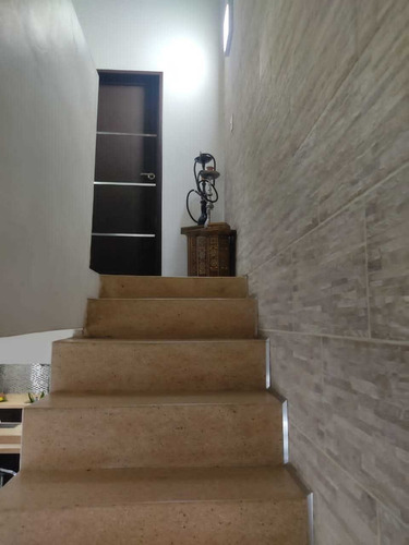 Bello Townhouse Moderno Los Robles. Manantial.