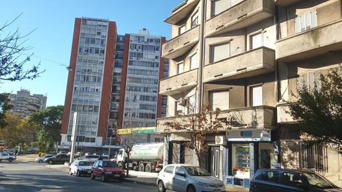 Venta Apartamento 2 Dormitorios, Ideal Inversor, Con Renta, En Centro