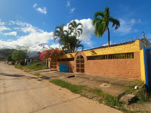 Excelente Casa Tipo Colonial En Los Robles, Con Potencial Para Posada 