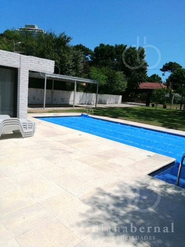 Casa De 4 Dormitorios + Dependencia Y Piscina En Cantegril, Punta Del Este- Ref: 54135