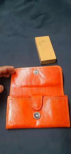 Cartera Para  Dama En Piel  Bordado En La Parte Frontal