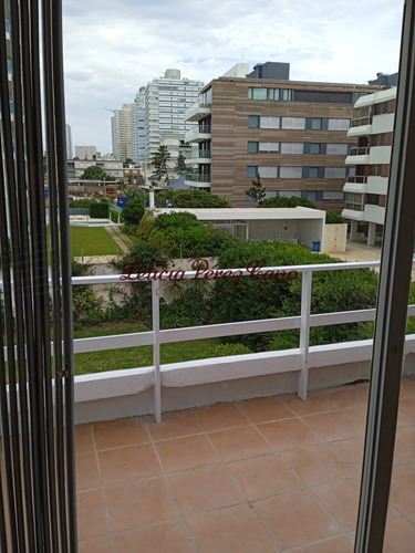 Venta Apartamento De 2 Dormitorios En Playa Brava, Punta Del Este 