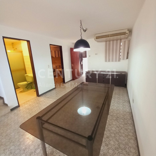 Imagen 6 de 24 de Hermoso Town House En Longa España Con Vista Al Mar, Piscina Privada Y Gran Potencial De Remodelación.