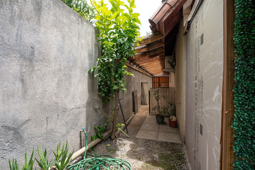 Casa En Venta De 5 Dorm. En Peñalolén - Sector Las Tinajas
