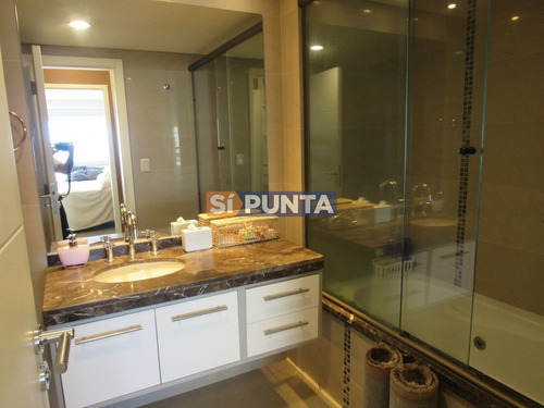 Imagen 25 de 30 de Amplia Planta Con Vista Al Mar En Edificio De Primera Categoría