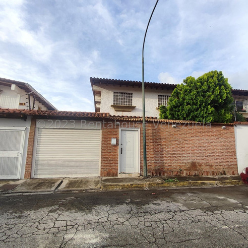 Casa-quinta De Dos Niveles Ubicada En Urbanización Cerrada Con Vigilancia En Urb. Alto Prado  Mb