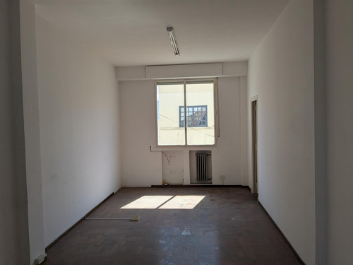 Oficina En Venta - Piso Alto Con Luz Natural En Av De Mayo