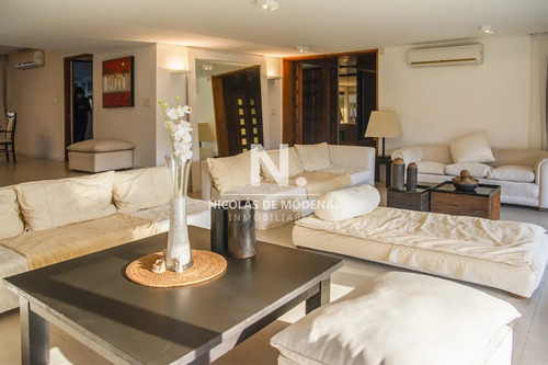 Casa A La Venta En Playa Mansa Punta Del Este, Gran Tamaño Ubicada En Zona Privilegiada.