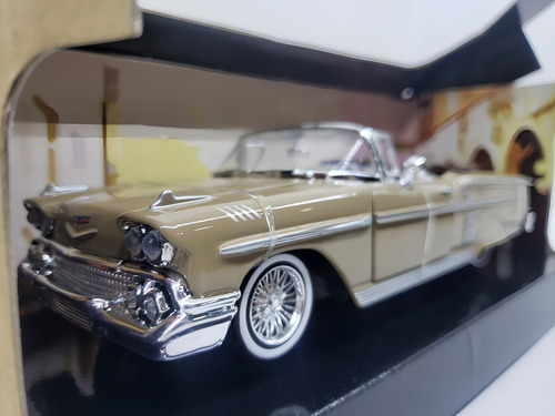 Motormax 1:24 1958 Chevy Impala Convertible Café Lowrider
