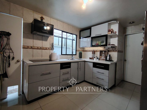 Arriendo Remodelada Casa, Sector Arboleda Peñalolé...