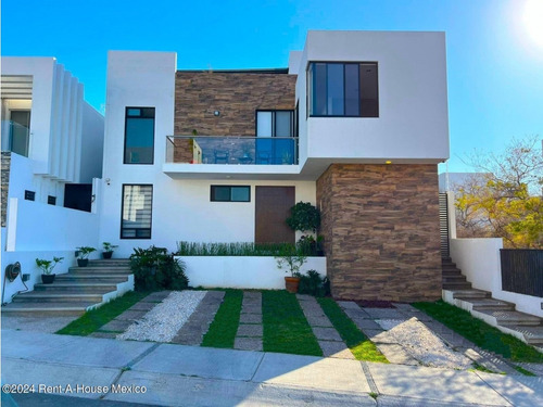 Zibatá Queretaro, Se Vende Casa Con 4 Recamaras Cada Uno Con Baño, Una En Planta Baja, Tiene Cuarto De Servicio Qh243673