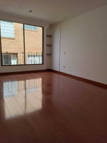 Apartamento En Venta En El Sector De Santa Bárbara, Bogotá