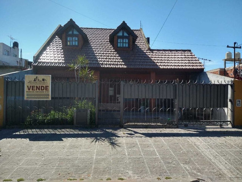 Importante Chalet Ubicado En Villa Luzuriaga, La Matanza. Amplio, Luminoso. Excelente Construcción.