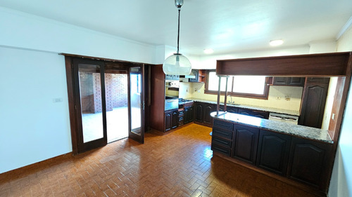 En Venta Chalet De 4 Ambientes Con Dependencia . Barrio San Carlos.