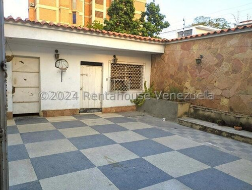 María Valera Trae En Venta Casa-comercial Con 1 Local Extenso Con Su Baño Y Oficina, En Centro Este De Barquisimeto, Agua Constante, Piso De Granito, Cantv, Aba, Ideal Para Uso Comercial O Residencial