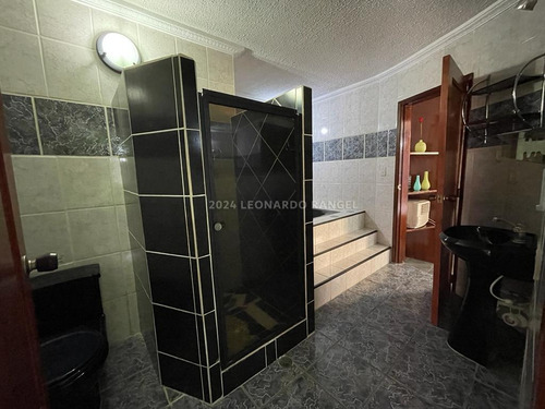 En Venta Posada De 11 Habitaciones En La Avenida 2 Sector Glorias Patrias, Mérida.