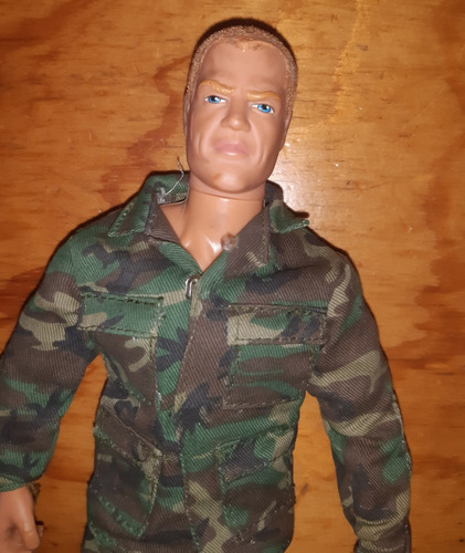 Muñeco Soldado Con Uniforme Camuflajeado 21st Century Toys (Usado)
