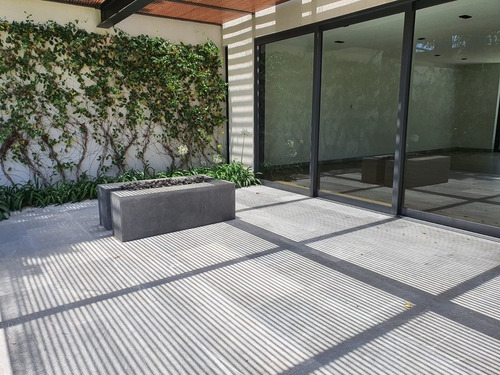De Revista Casa Nueva En Venta, Vistahermosa, Calle Cerrada