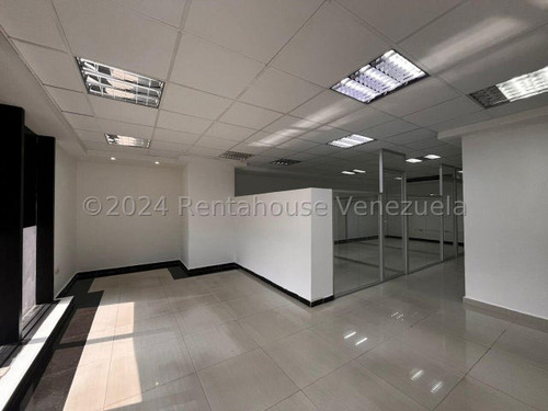 En Alquiler Moderna Oficina En Torre Empresaria, Con 2 A/a De 5 Toneladas C/u, Recepcion Y Sub Dividida En 4 Cubiculos En Vidrios, 2 Salas De Baño Y Mas, Hagamos Negocios, Contactame Dennymar B4b8o69