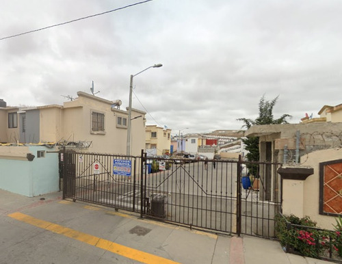 Sk01- Casa En Remate Bancario En Priv. Gredos, Urbiquinta Del Cedro, Tijuana, Bc. (65% Debajo De Su Valor Comercial, Solo Recursos Propios)