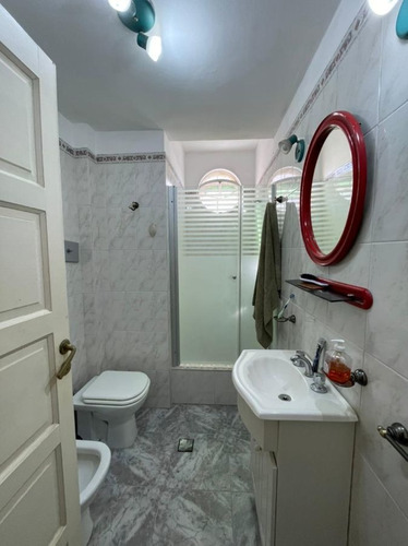 Imagen 12 de 21 de Casa En Venta De 4 Ambientes Con Cochera Y Jardín En Adrogué