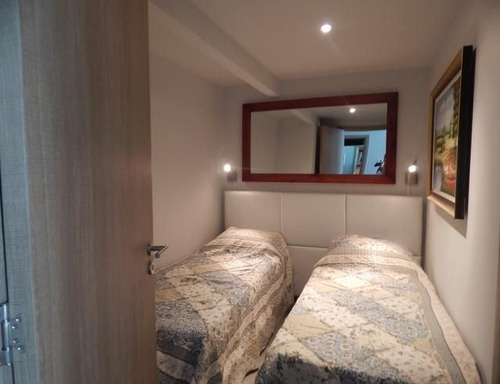 Venta De Apartamento 1 Dormitorio Y Medio En Playa Mansa