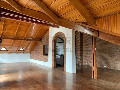 Casa De Dos Plantas Con Amplio Terreno