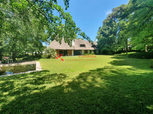 Casa Exclusiva En La Zona Del Golf.- Ref: 1540