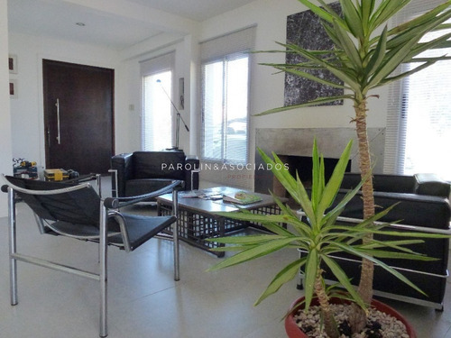 Casa A Pasos De La Laguna!!- Ref: 2109