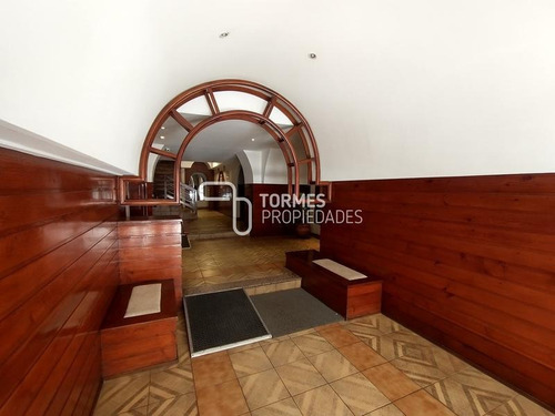 Ambiente Con Balcon Y Vista Abierta