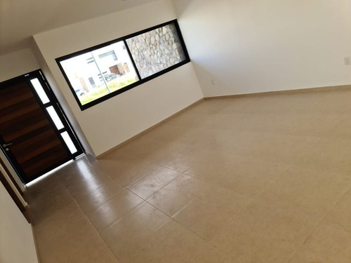 Se Vende Casa En Cañadas Del Arroyo, 4ta Recamara En Pb, Jardín, Doble Altura !