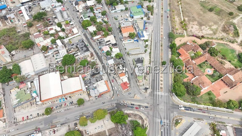 Local En Venta Ubicado En Cabudare Centro, Codigo 2 5 2 0 1 6 4, Mildred, Excelente Local Comercial, Tiene Acceso Por Las Dos Avenidas Principales, Ideal Para Cualquier Rubro, Cuena Con Santamaria