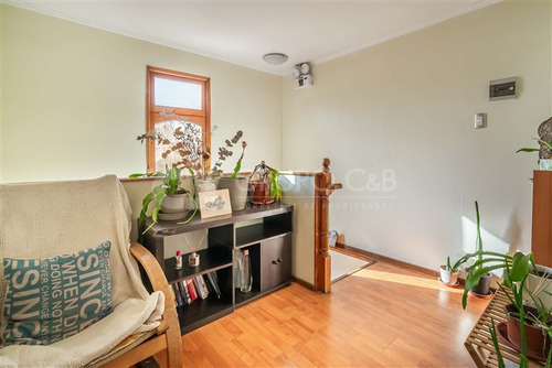 Casa En Venta De 5 Dorm. En Macul