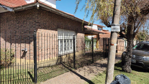 Casa En Venta - 4 Dormitorios 3 Baños - Cocheras - 350mts2 - Quilmes Oeste
