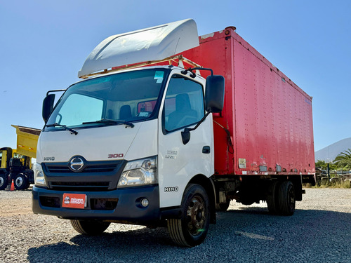 2017 Camión Hino Xzu 8.5 Sl Con Furgon Cerrado Y Plataforma
