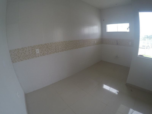 Excelente Casa Nova, Com 2 Dormitórios, Sendo Um Suíte, Sala E Cozinha Conjugada, Lavanderia, Garagem Para 1 Carro Com Área Construída De 53,00m². Valor De R$175.000,00 Escriturado.. Rua Calçada Em B