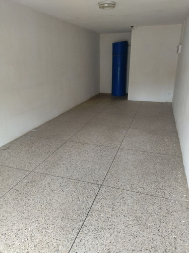 Se Vende En Precio De Oportunidad Local Céntrico A Pie De Calle En Los Edificios El Chaparral De La Ciudad De Anaco. (a.p)