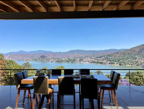 Excepcional Casa En Venta En Avándaro, Con Vista Al Lago.