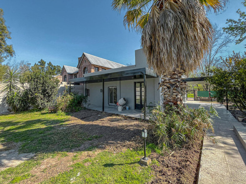 Casa Remodelada De 3 Dormitorios Sobre Lote 1.000m² En San Eduardo, Fisherton