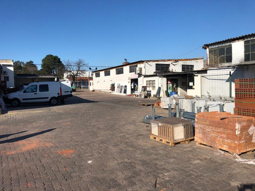 Gran Local Para Depósito. Terreno De 8.089 M2 Con Salida A 2 Calles.