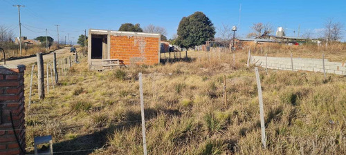 Terreno De 300 M2, Con Local A Terminar. Buena Ubicación 