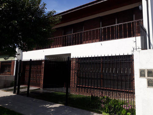 Casa En Venta - 4 Dormitorios 2 Baños - 240mts2 - Bernal