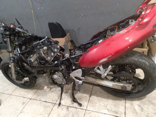 Imagem 2 de 6 de Suzuki Gsx 750