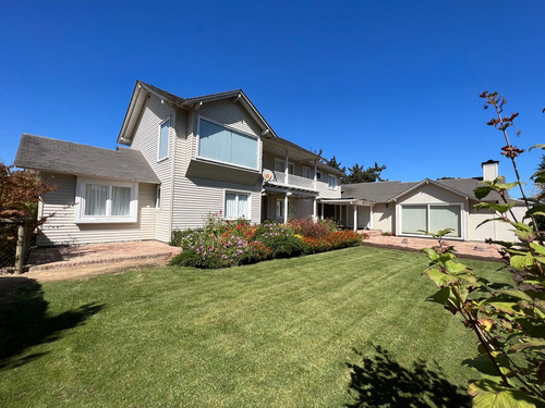 Espaciosa Casa Estilo Georgean Con Vista A Cancha 